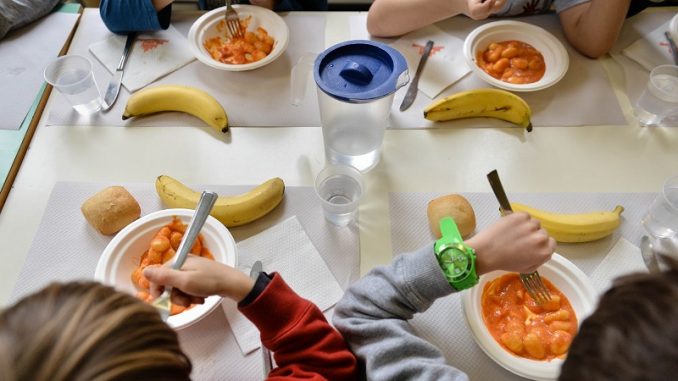 Scuola Marie Curie la mensa scolastica con il pranzo di Milano Ristorazione