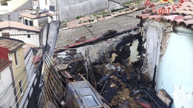 Casa in fiamme a Nocera